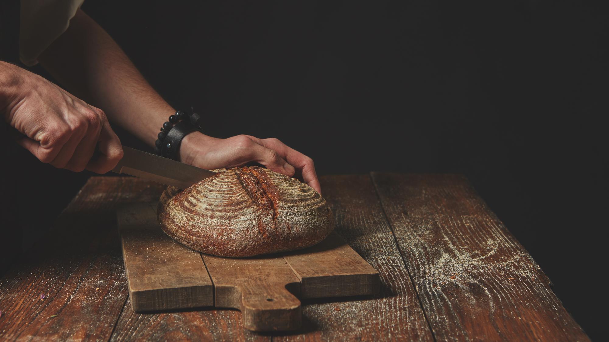Dettaglio di mani che impastano pane artigianale