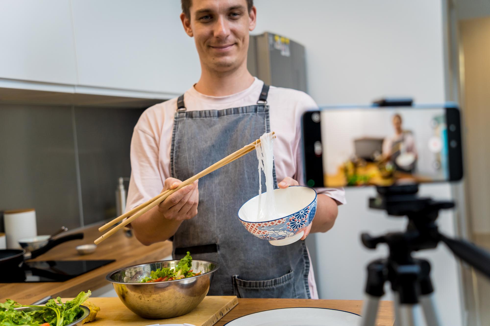 Classe online con chef che spiega una tecnica